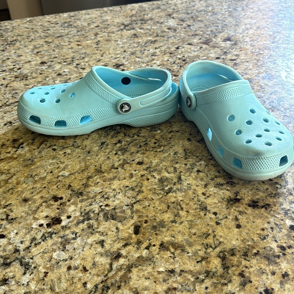 Girls blue crocs size J5 - Picture 4 of 4